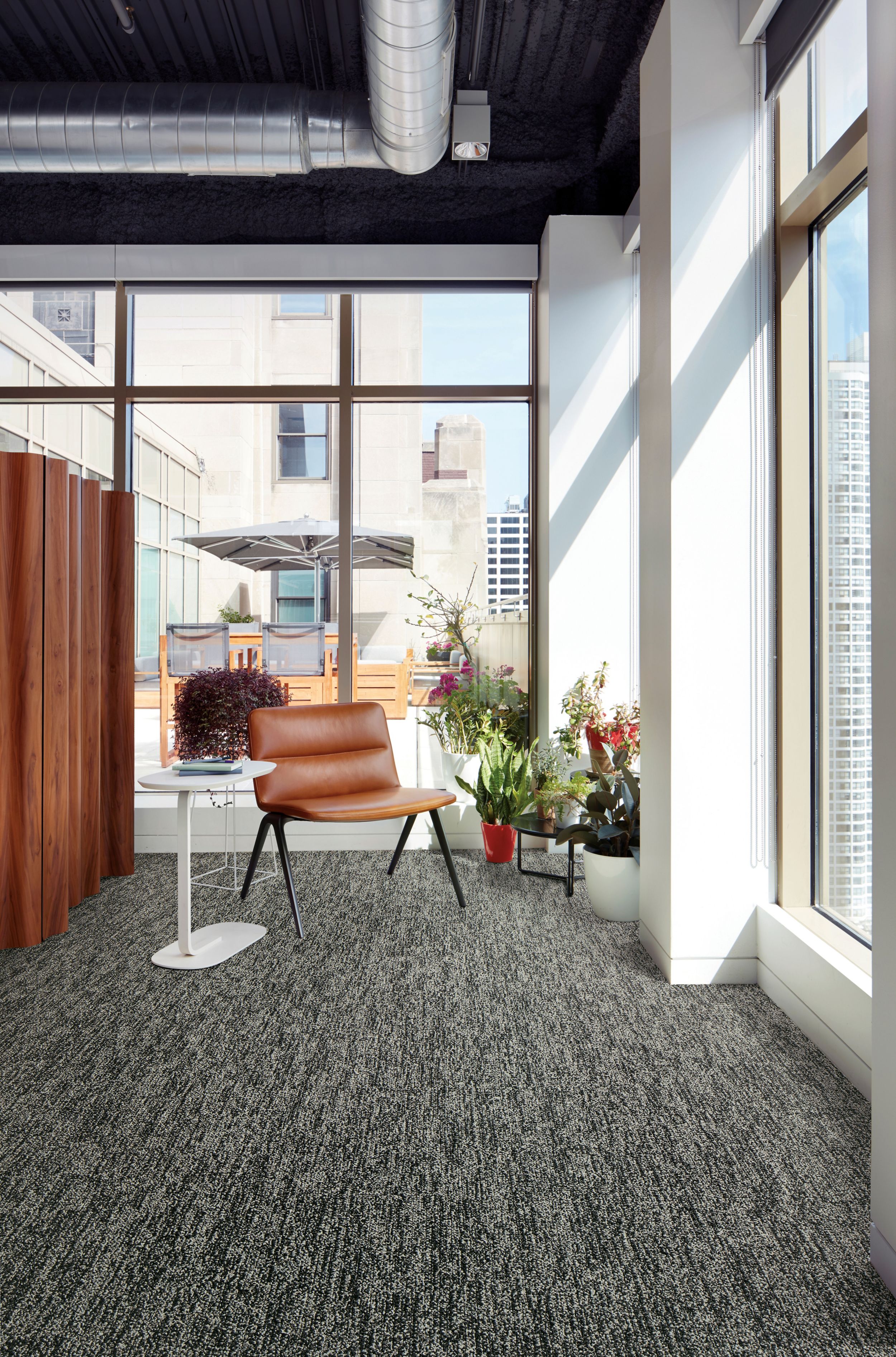 Interface Obligato plank carpet tile with leather chair and potted plants in windows numéro d’image 1